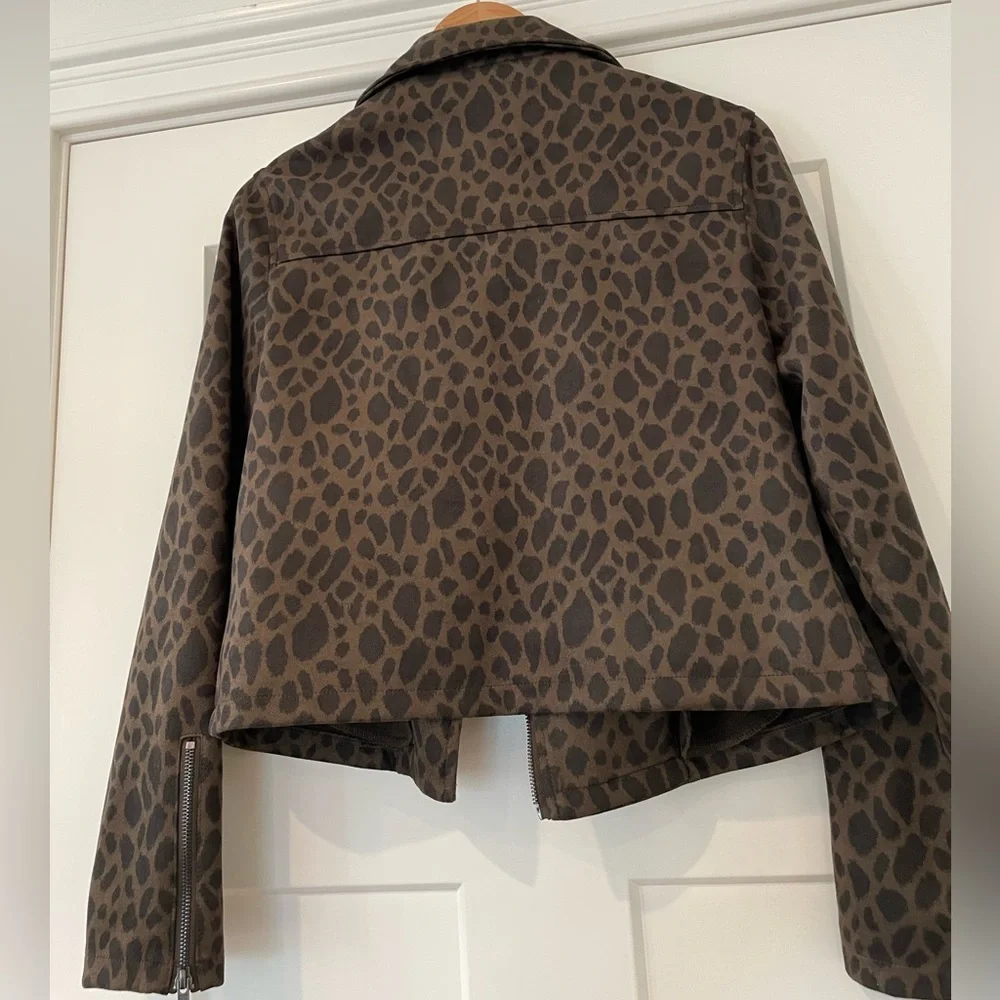 Cropped suede like animal print zip up jacket. - Picture 2 of 7